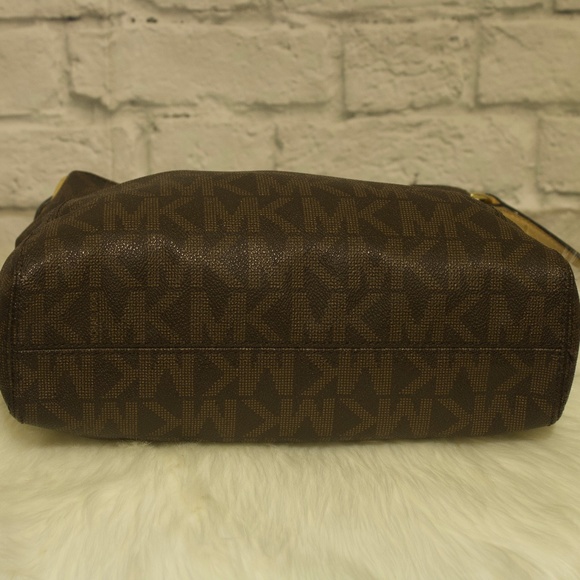 Michael Kors Fulton Messenger - Picture 13 of 16